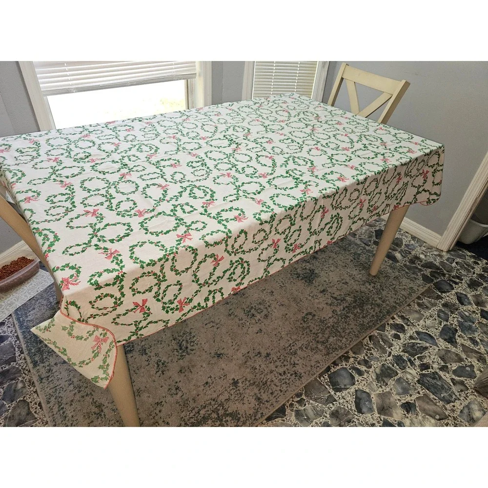 Vintage Christmas Tablecloth Holly Berry Wreath Red Bows Scalloped Edge 76x56